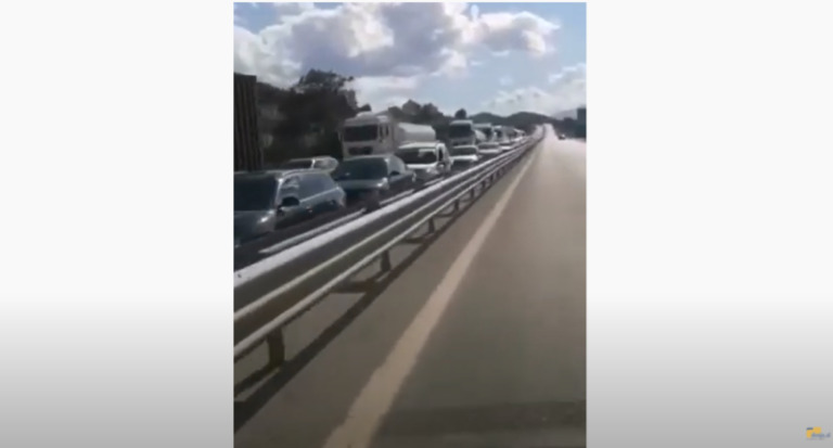 Bllokohet autostrada në Rrugën e Kombit, 5 kilometra trafik nga dogana e Morinës