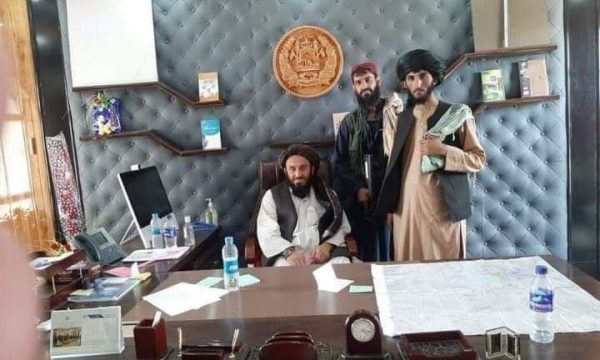 Talibanët bëjnë foto nga ulësja e presidentit të Afghanistanit