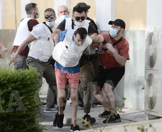 Dëshmia tronditëse, familjarët e viktimës sulmojnë shqiptarin që vrau gruan në gjumë