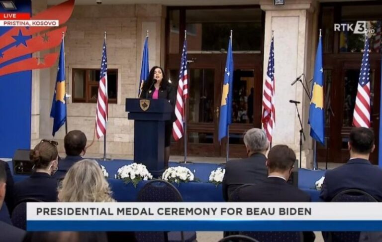 VIDEO/ Presidentja e Kosovës nderon djalin e Joe Biden që shërbeu në Kosovë