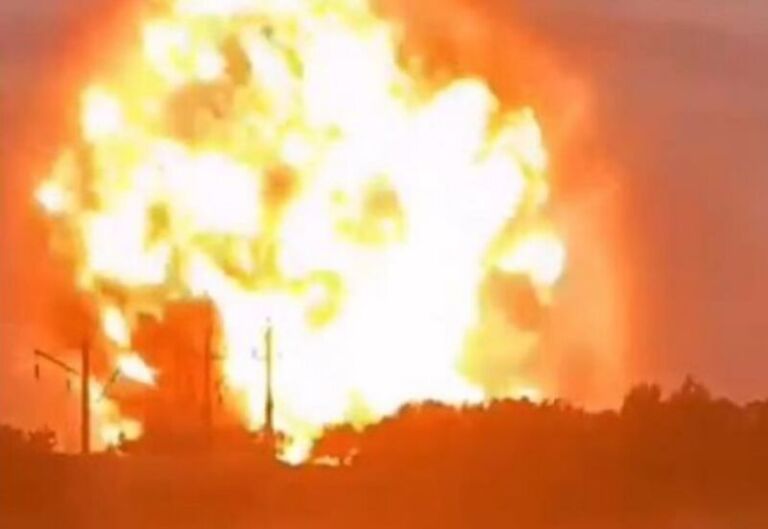 VIDEO – Si një bombë atomike/ Shpërthim i fuqishëm trondit Kazakistanin, raportohet për disa të vdekur…