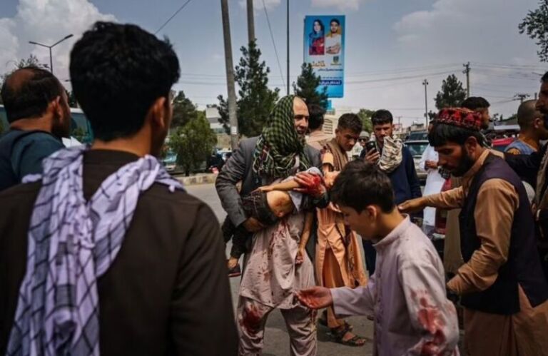 Burra e fëmijë të gjakosur,në Kabul nisin fshikullimet me kamxhik