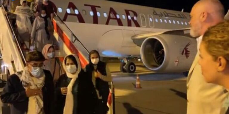 Mbërrin avioni i tretë me afganë në Rinas, në total 275 refugjatë në Shqipëri