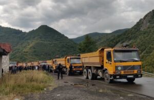 Situata e njëjtë në Jarinjë dhe Bërnjak, serbët bllokuan rrugën me zhavorr