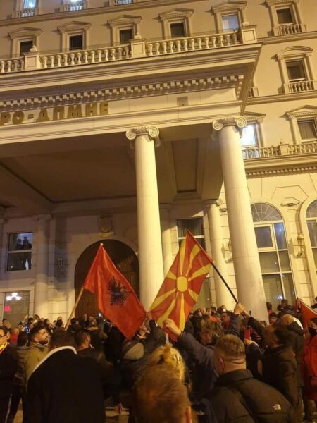 VIDEO LAJM: Valëvitet flamuri shqiptar në selinë e VMRO-DPMNE-së