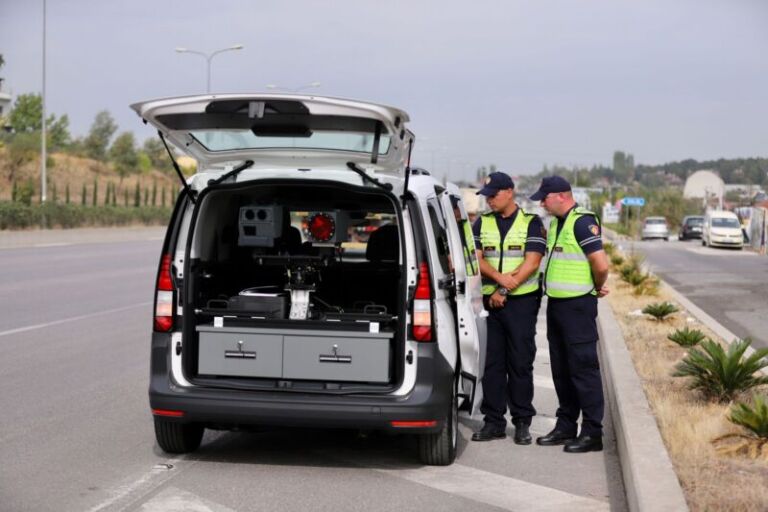 “Zbulon shpejtësinë, rripin dhe nëse flet në celular”, policia tregon radarin e ri në rrugët e Shqipërisë