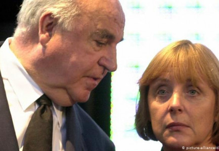 Angela Merkel u distancua nga “babai i saj politik” Helmut Kohl dhe “arkat e zeza” të partisë CDU