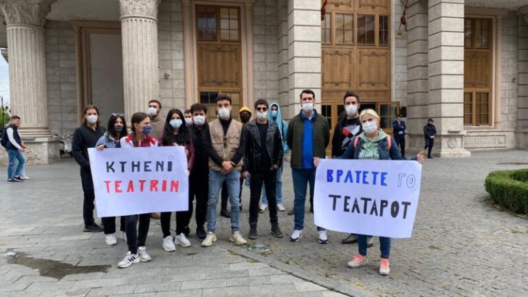 Protestojnë aktorët në Shkup – na e ktheni teatrin!