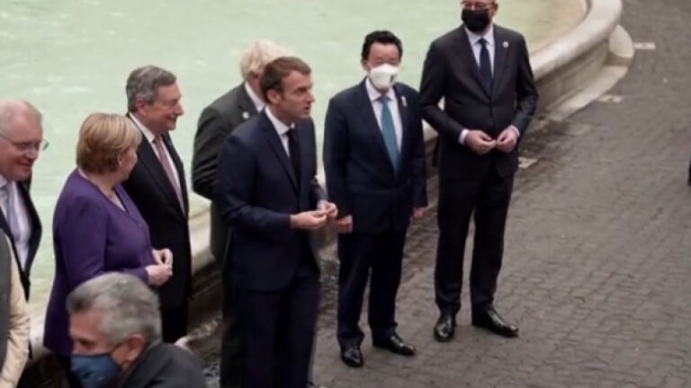 Mosmarrëveshja për peshkim ndërmjet Britanisë dhe Francës, Macron “përdor muskujt” duke shtyrë Johnsonin, gjatë fotos së përbashkët të udhëheqësve të G20 në Romë