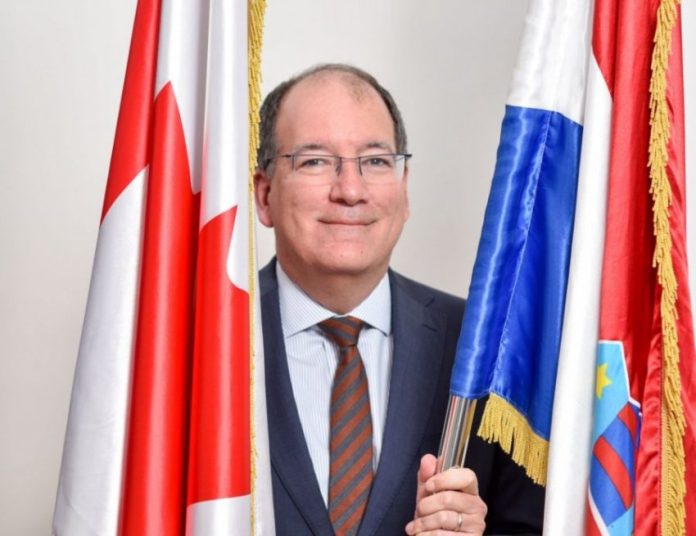 Ambasadori kanadez mbështet Kosovën për targat me Serbinë, lavdëron Vjosa Osmanin