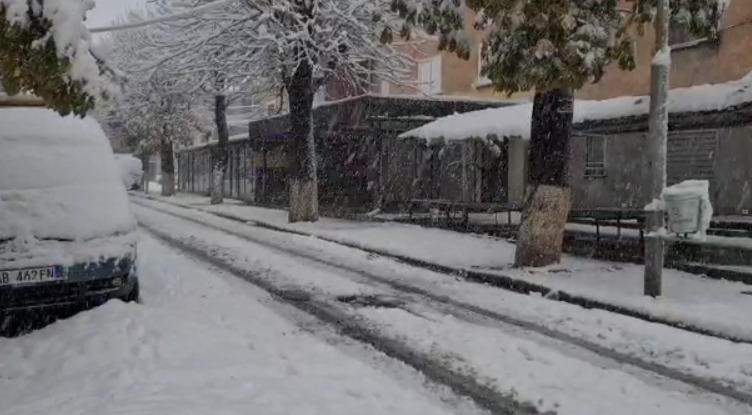 Verilindja mbulohet nga bora, zbardhet Peshkopia. Mungon energjia elektrike në disa fshatra