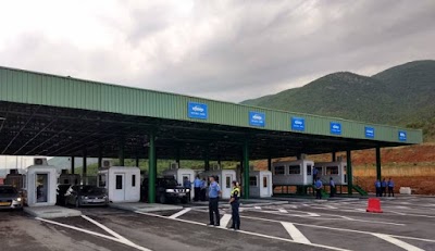 Fluksi për festa/ Personel mjekësor në Pikën Kufitare të Morinës për të verifikuar certifikatat e vaksinimit