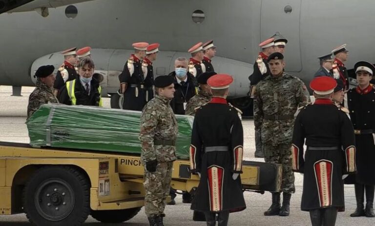 Edhe Presidentja e Kosovës del në pritje të 45 viktimave në aeroportin e Shkupit