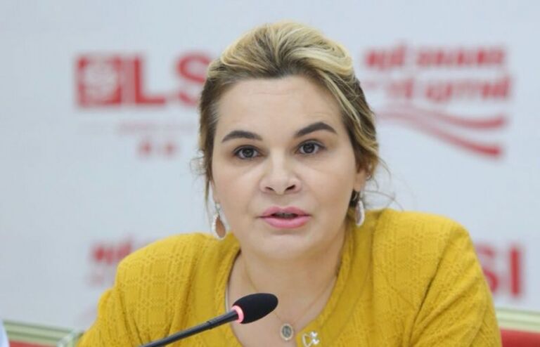 Monika Kryemadhi në festë, ja merr këngës me shishe birre në dorë