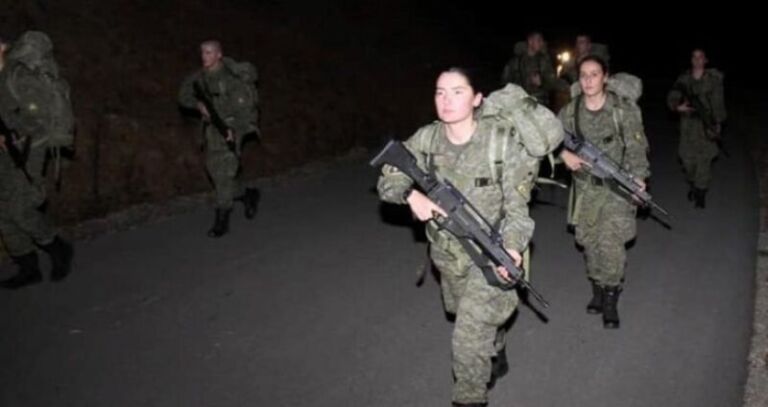 Pamje nga stërvitjet e kadetëve të FSK-së gjatë natës (Foto)