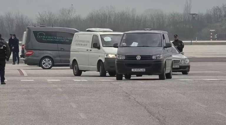 Trupat e viktimave u nisën nga aeroporti, familjarët do të kryejnë ceremoninë e varrimit