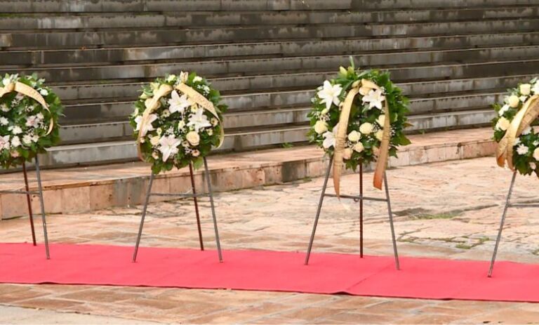 (Video) Në sheshin Skënderbe në Shkup, qytetarë të shumtë ndërrojnë viktimat e aksidentit