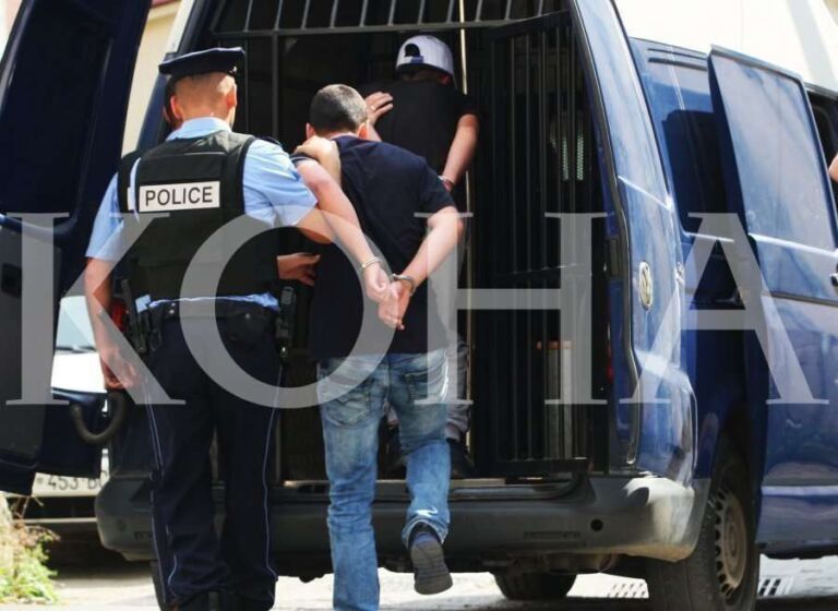 Dy persona grabisin para në një barnatore të Mitrovicës