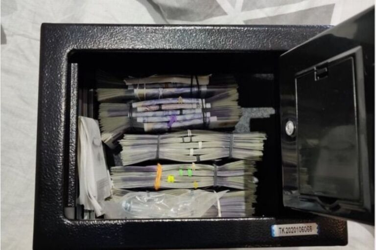 FOTO/ Policia britanike i gjen tufat me sterlina shqiptarit me 8 emra