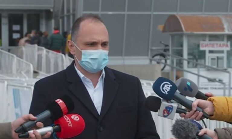 Ministri Filipçe takoi punonjësit me kontrate të punësuar në Spitalin e Tetovës