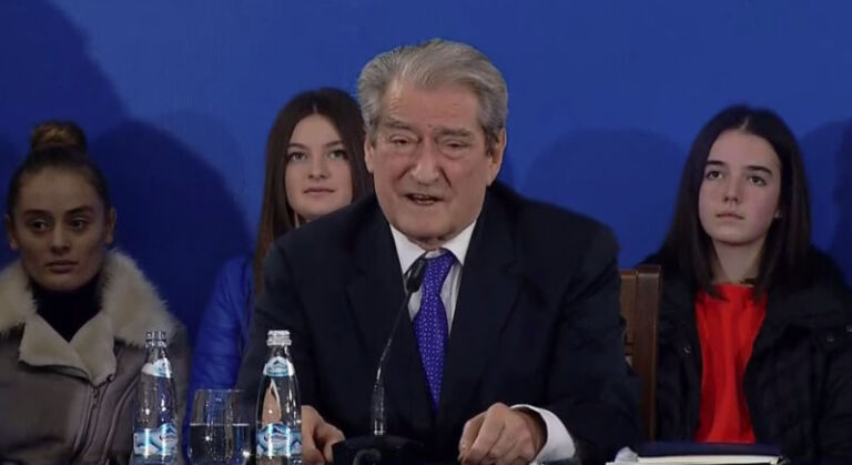 “Kanë firmosur 100% e delegatëve të Tropojës”/ Berisha: Nuk mund të shkojmë në zgjedhje pa larguar me protesta narkoshtetin