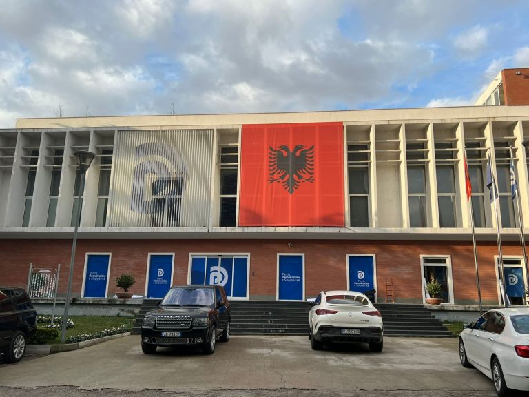 Transformohet godina e selisë blu/  Vit i ri, pamje e re rinovim i logos së PD në fasadë dhe ndryshim i ambienteve