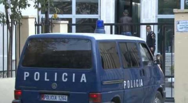Me kokainë dhe pa patentë pas mesnatës, çifti i të rinjve i ikën policisë në Kavajë