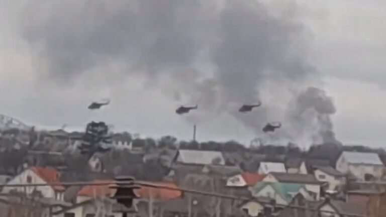 Helikopterët rusë sulmojnë pandërprerë në afërsi të aeroportit në Ukrainë, pamje që i dokumentojnë luftimet e ashpra
