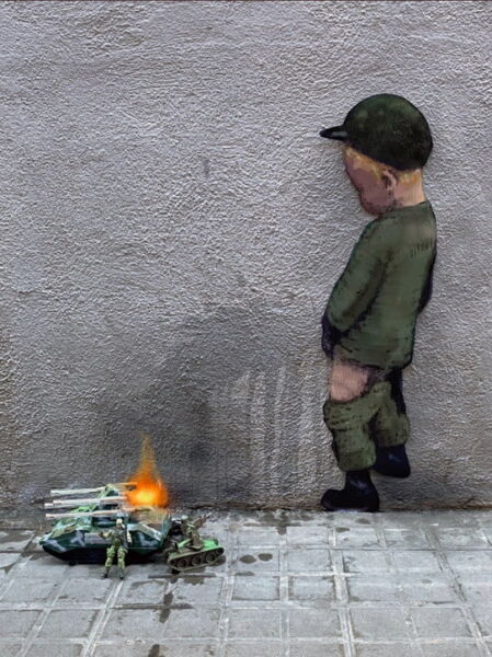 FOTO/ Ukrainë, vepra më e fundit e “street artistit” TvBoy, provon të shuajë zjarrin e luftës me… një fëmije ushtar