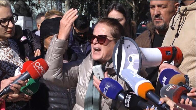 Banorët e “5 Majit” protestojnë sërish para Kuvendit! Nënë Liza i bën thirrje gjykatës: Lironi fëmijët tanë nga burgu