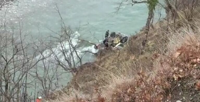 Video/ Pamje nga aksidenti i rëndë në Elbasan, konfirmohet 1 viktimë, vijojnë kërkimet në lumë