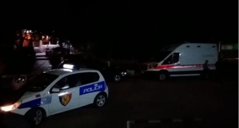 Aksident në Korçë, autoambulanca përmbyset në mes të rrugës 