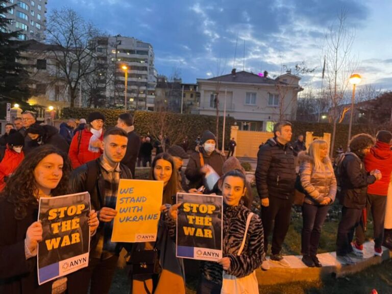 VIDEO + FOTO/ Ukrainas dhe shqiptarë në protestë para ambasadës ruse në Tiranë: Ndaloni luftën!