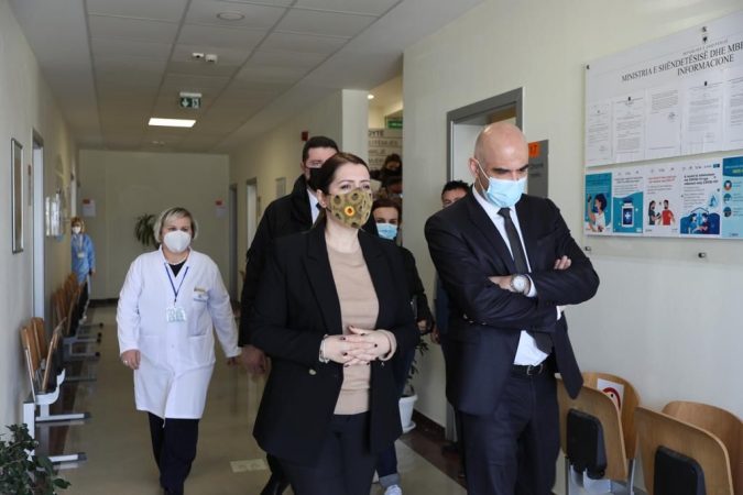“Masat anticovid mund të rivlerësohen në javët e para të marsit”, Manastirliu me ministrin zvicerian Berset në qendrën shëndetësore Vorë: Vaksinimi i rëndësishëm