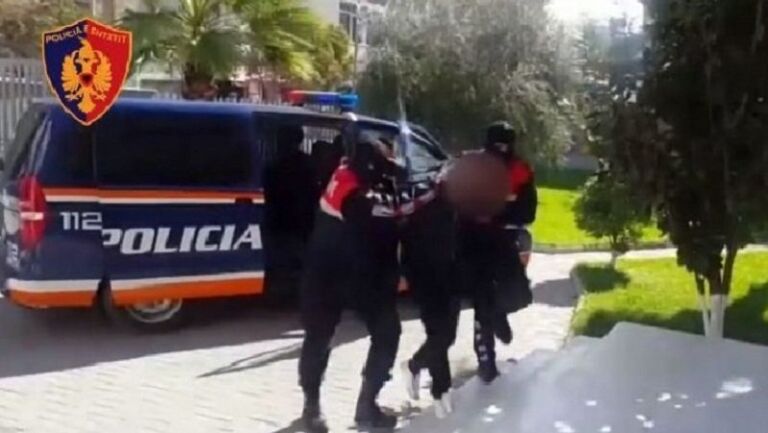 EMRAT/ U merrnin mjëra euro emigrantëve të paligjshëm, 4 të arrestuar në Dibër, mes tyre edhe femra