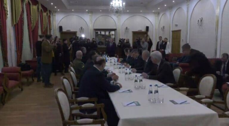 Bisedimet mes delegacioneve ukrainase dhe ruse në Bjellorusi filluan rreth orës 12:00
