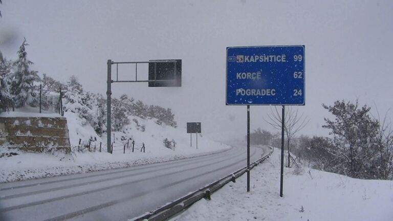 Prani akulli në rrugë dhe reshje të dendura bore, ndalohet kalimi i kamionëve drejt Maqedonisë dhe Greqisë
