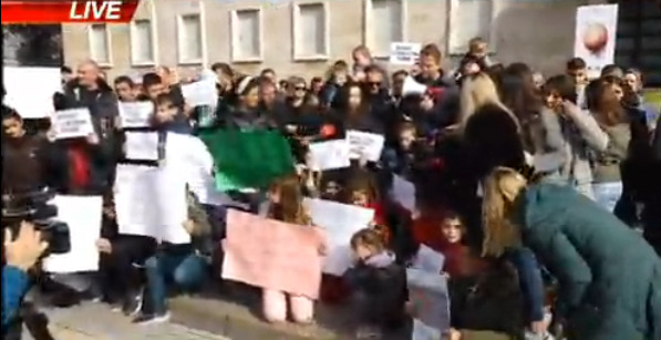 “Xhaxhi Edi të lutem mos na i prish shtëpitë”/ Edhe fëmijë në protestën para Kryeministrisë, paralajmërohet grevë urie