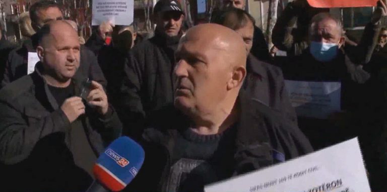 Banorët e 4 lagjeve në Tiranë në protestë para Parlamentit: Po na prishin shtëpitë me kontrata të njëanshme