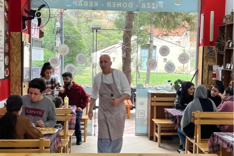 “Shije afgane në Shëngjin”/ Al Jazeera: Gazetarja dhe prokurorja afgane hapin restorant në Shqipëri