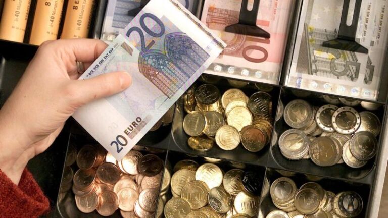 “U këmbye me…”/ Nisi marsin me mbiçmim të shpejtë, euro vazhdon të bjerë! Prek nivelin më të ulët në 1 muaj