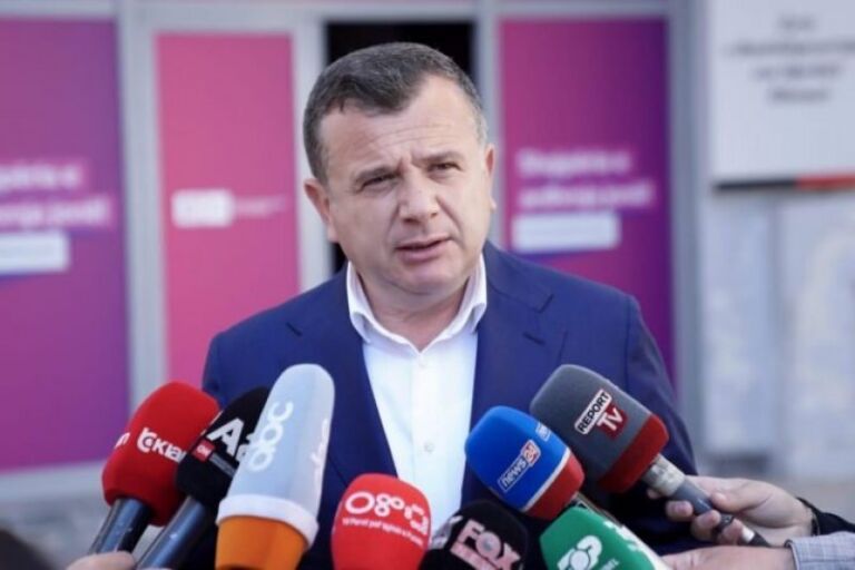 Balla përkujton 24 vjetorin e rënies dëshmor të Kryekomandantit të Ushtrisë Çlirimtare të Kosovës, Adem Jashari