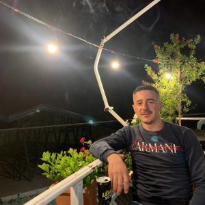 FOTO-EMRI/ Aksident tragjik në Tiranë, makina përplaset me shkëmbin, vdes 20-vjeçari