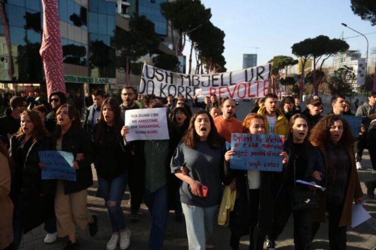 VIDEO/ “Do shkojë 5 mijë lekë shishja e vajit”- Qytetarët protestojnë në kor kundër rritjes së çmimeve! Dominojnë të rinjtë