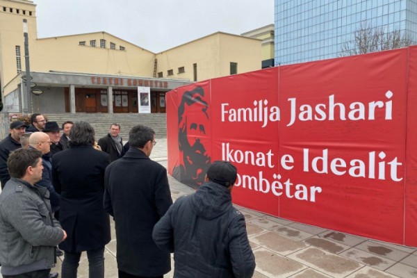 Në Prishtinë hapet instalacioni me fotografi dhe video që paraqesin historinë e lavdishme të familjes Jashari