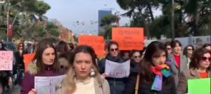 “Gratë e mira rebelohen”/ Protestë për 8 Mars para Kryeministrisë