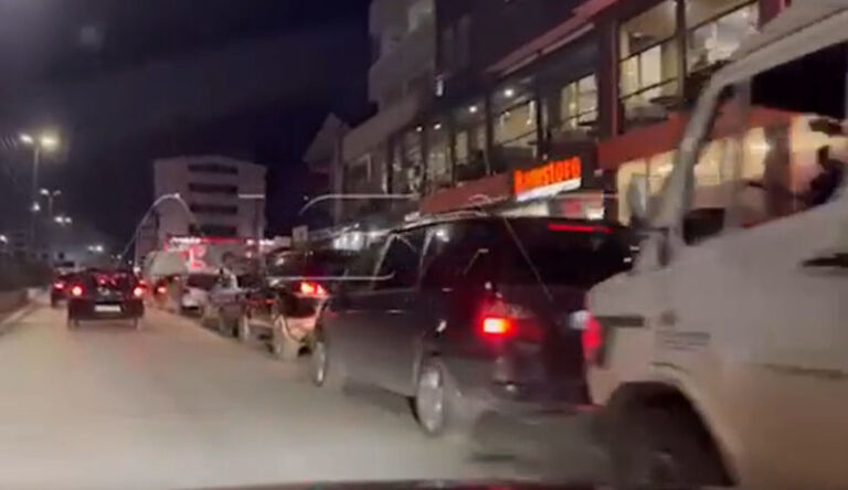Kumanovë: Kolona të pritjes për naftë, disa nuk japin fare!