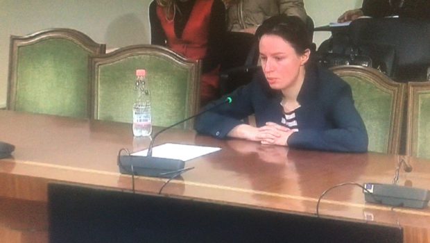 VIDEO- Sot Gjykata e mbylli në shtëpi, kush është Sabina Cenameri që shpërtheu në lot në Kuvend