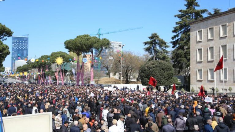 Nis protesta kundër rritjes së çmimeve në Tiranë, qytetarët mblidhen para Kryeministrisë
