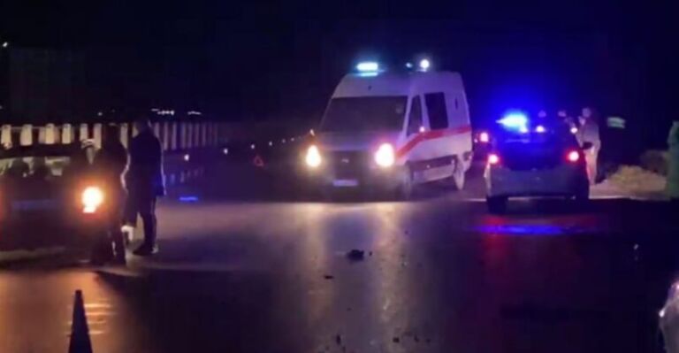 Makina përplas tre këmbësorë në aksin Qerret-Durrës, ndërron jetë një prej tyre